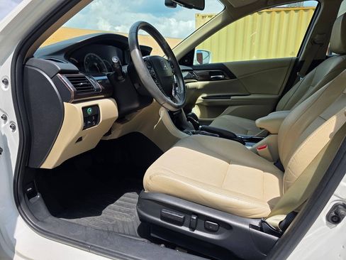 Used 2017 Honda Accord Touring image 12