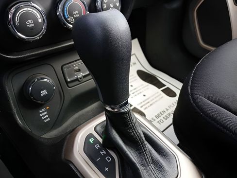 Used 2017 Jeep Renegade Latitude image 8