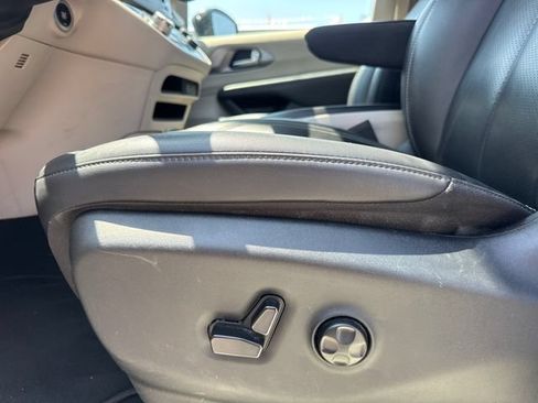 Used 2024 Chrysler Pacifica Touring-L FWD image 15
