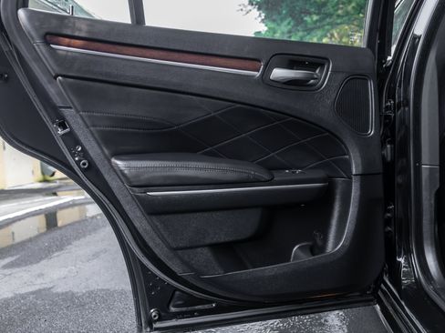 Used 2016 Chrysler 300 C Platinum RWD image 31