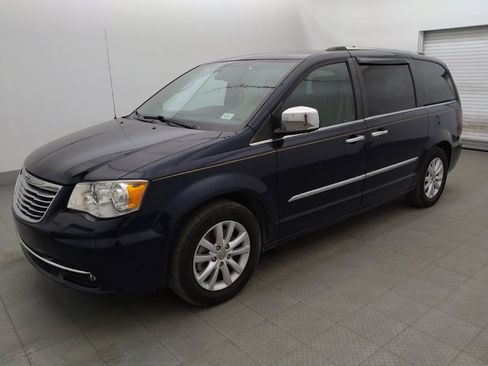 Used 2015 Chrysler Town & Country Limited Platinum FWD image 2