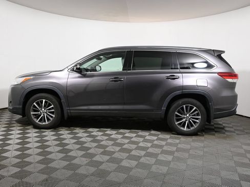 Used 2017 Toyota Highlander XLE AWD/4WD image 2