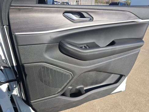 Used 2025 Jeep Grand Cherokee L Limited w/ Luxury Tech Group II image 33