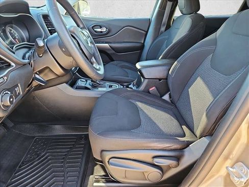 Used 2019 Jeep Cherokee Latitude w/ Popular Appearance Group FWD image 16