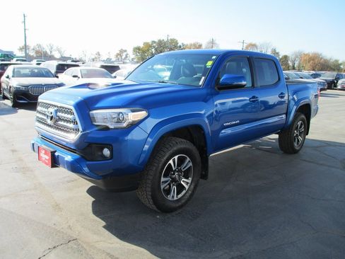 Used 2017 Toyota Tacoma TRD Sport image 9