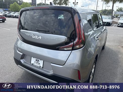 Used 2025 Kia Soul LX w/ LX Technology Package FWD image 4