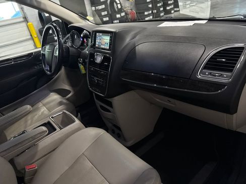 Used 2013 Chrysler Town & Country Touring FWD image 13