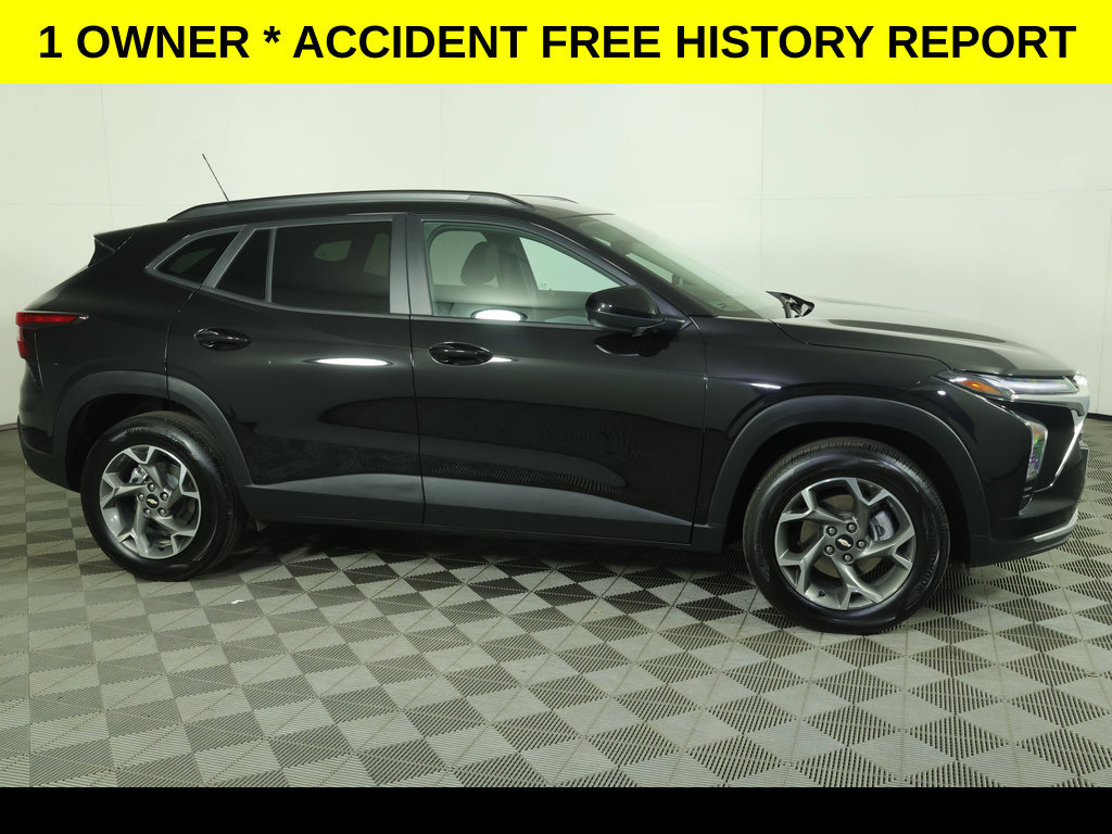 Used 2025 Chevrolet Trax LT FWD image 2