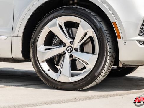 Used 2017 Bentley Bentayga AWD/4WD image 60
