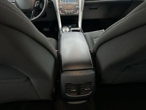 Used 2019 Ford Fusion SE image 24