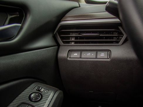 Used 2025 Nissan Altima 2.5 SV FWD image 17
