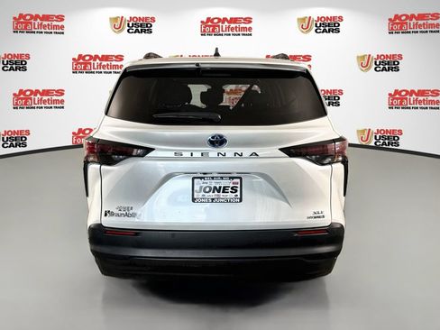 Used 2023 Toyota Sienna XLE w/ XLE Plus Package FWD image 15