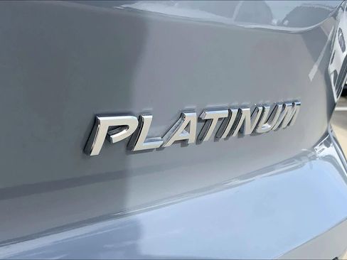 Used 2025 Nissan Pathfinder Platinum image 9