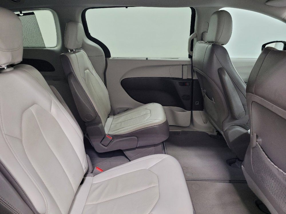 Used 2019 Chrysler Pacifica Touring-L FWD image 19