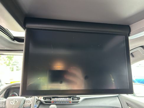 Used 2023 Toyota Sienna XSE AWD/4WD image 19