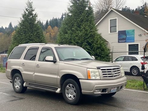 Used 2004 Cadillac Escalade Luxury image 1