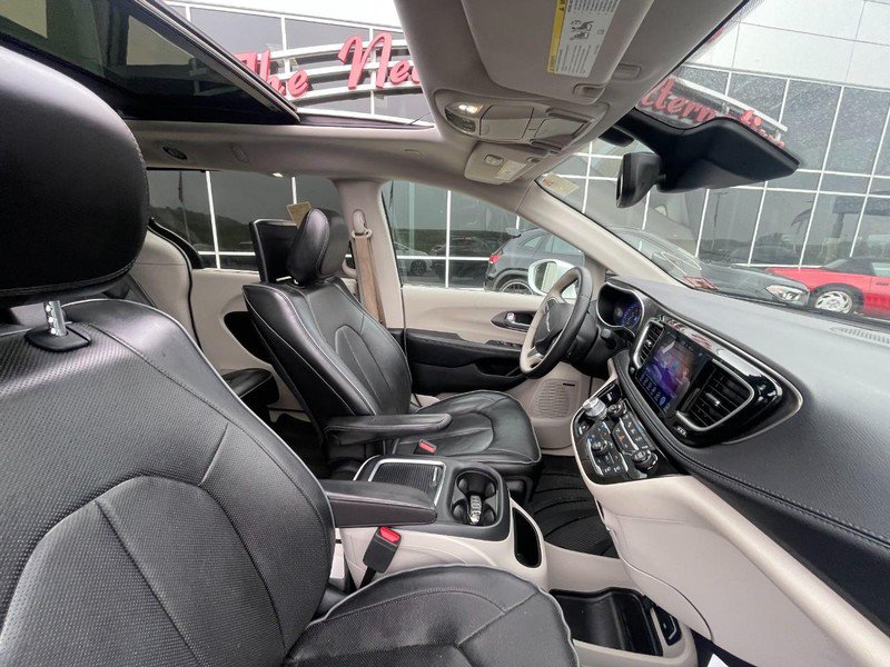 Used 2017 Chrysler Pacifica Limited FWD image 4