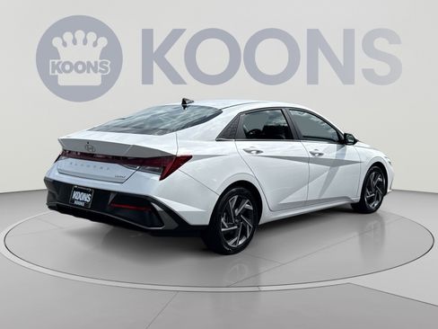 Certified 2025 Hyundai Elantra Limited FWD image 7