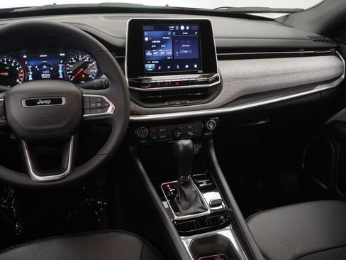 Used 2025 Jeep Compass Latitude AWD/4WD image 25