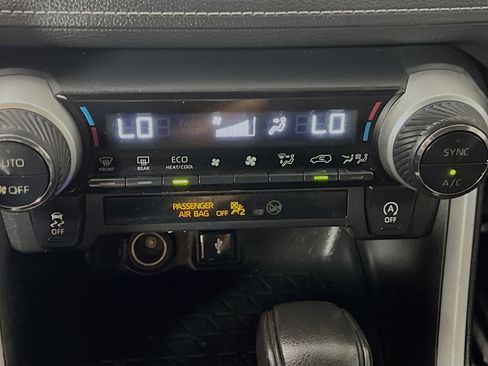 Used 2021 Toyota RAV4 XLE w/ Convenience Package FWD image 26