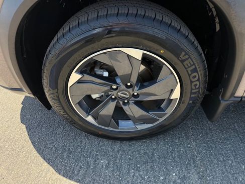 Certified 2024 Nissan Rogue SV FWD image 9