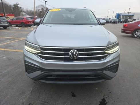 Certified 2023 Volkswagen Tiguan SE w/ Panoramic Sunroof Package image 2