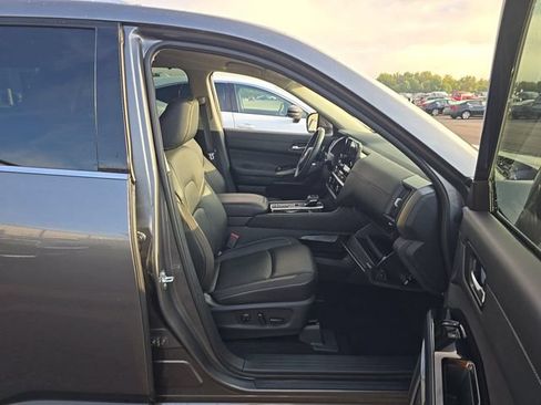 Certified 2025 Nissan Pathfinder SL FWD image 6