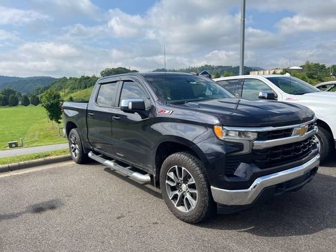 Used 2022 Chevrolet Silverado 1500 LT AWD/4WD image 3