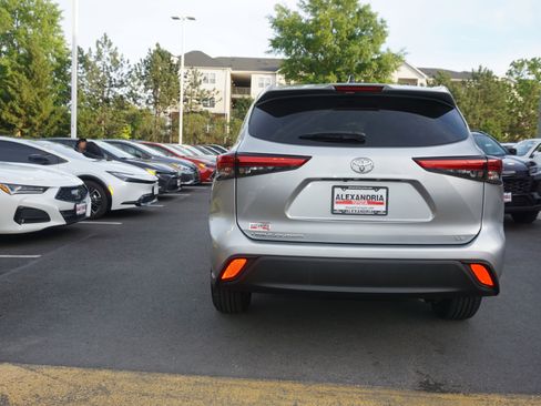 Used 2023 Toyota Highlander LE FWD image 5