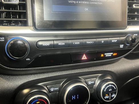 Used 2023 Hyundai Venue SEL image 37