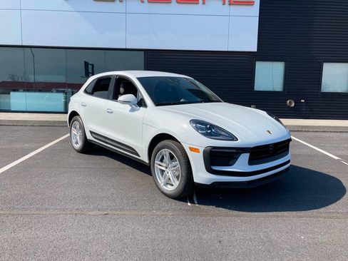 Used 2025 Porsche Macan AWD/4WD image 9