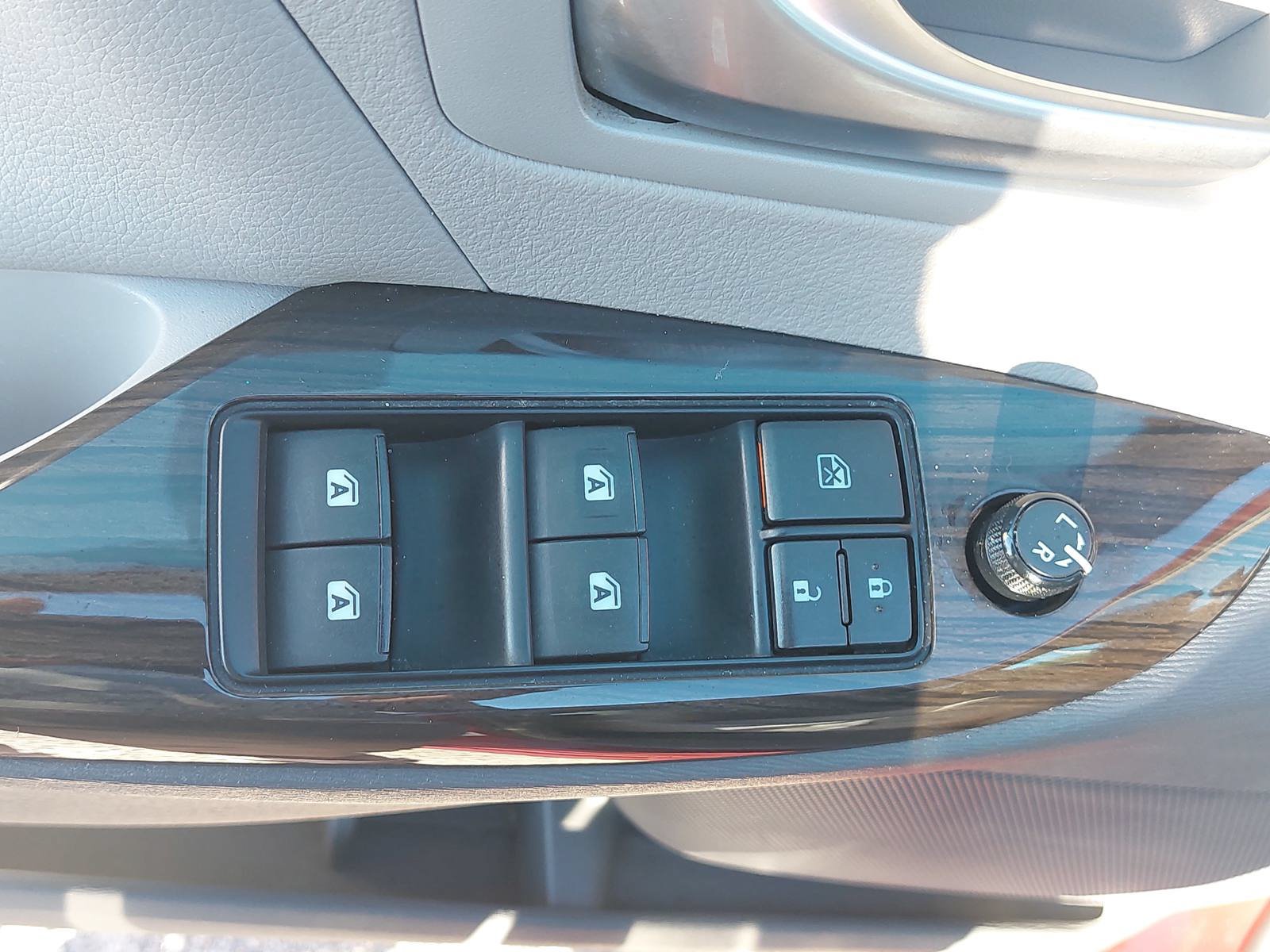 Used 2016 Toyota Sienna XLE Premium FWD image 29