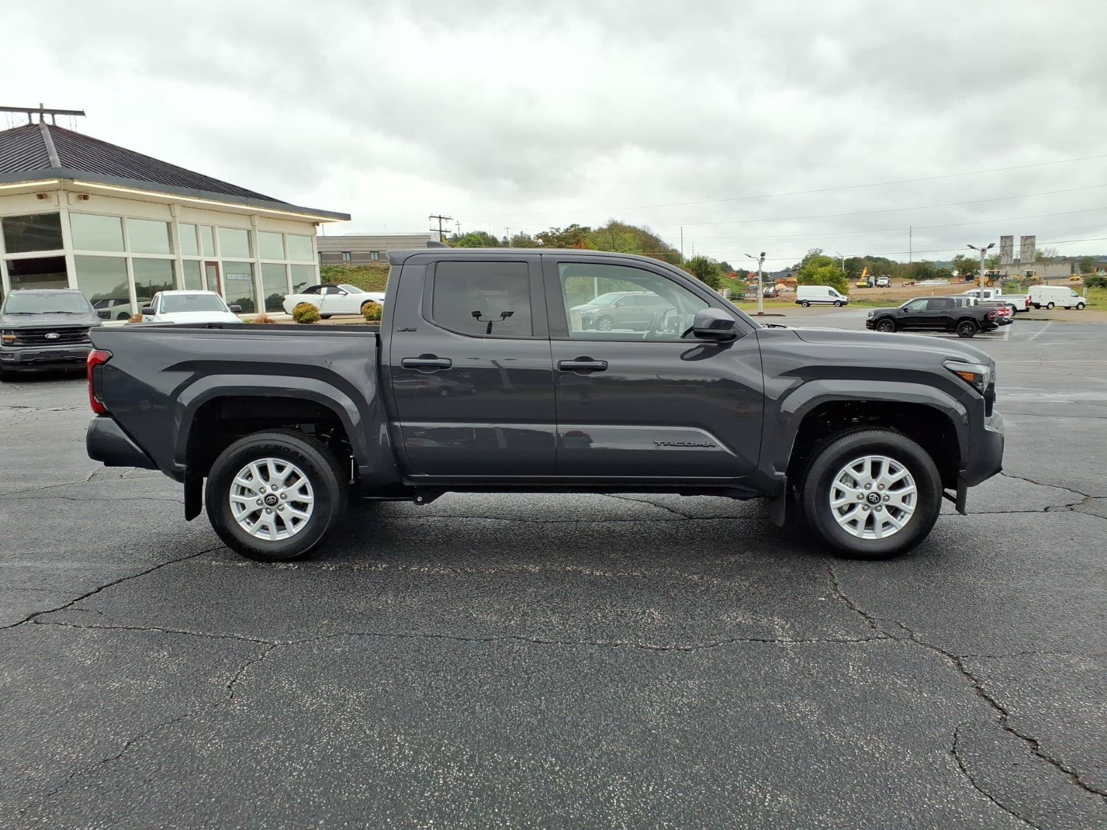 Used 2025 Toyota Tacoma SR5 AWD/4WD image 10