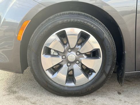 Used 2018 Chrysler Pacifica Touring-L image 26