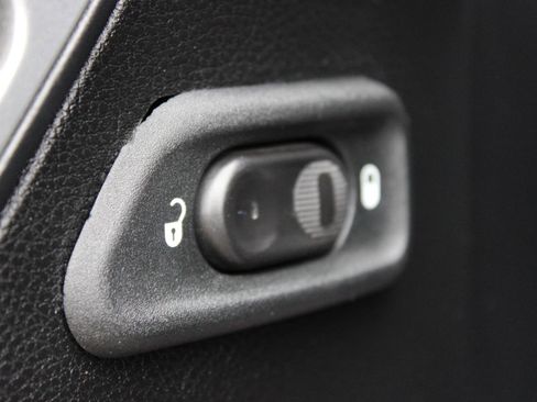 Used 2013 Jeep Wrangler Unlimited Rubicon w/ Dual Top Group image 17