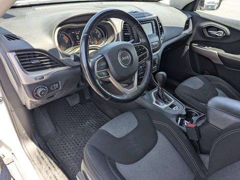 Used 2018 Jeep Cherokee Latitude w/ Cold Weather Group AWD/4WD image 24