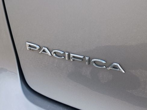 Used 2017 Chrysler Pacifica Touring FWD image 29