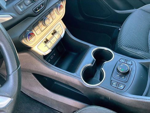 Used 2023 GMC Terrain SLE w/ Driver Convenience Package image 16