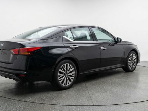 Used 2025 Nissan Altima 2.5 SV FWD image 9