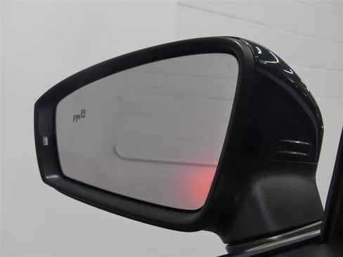 Used 2019 Volkswagen Tiguan SE image 14