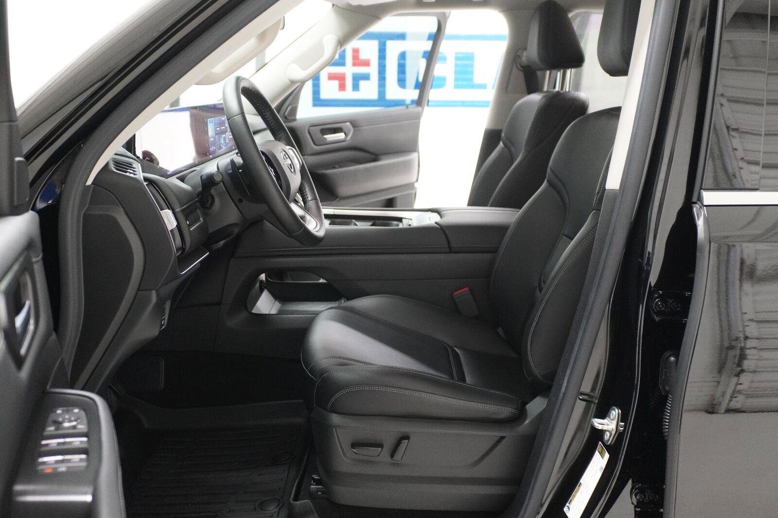 Used 2025 Nissan Armada SV RWD image 8