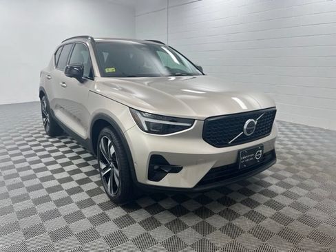 Used 2023 Volvo XC40 B5 Ultimate w/ Climate Package AWD/4WD image 1