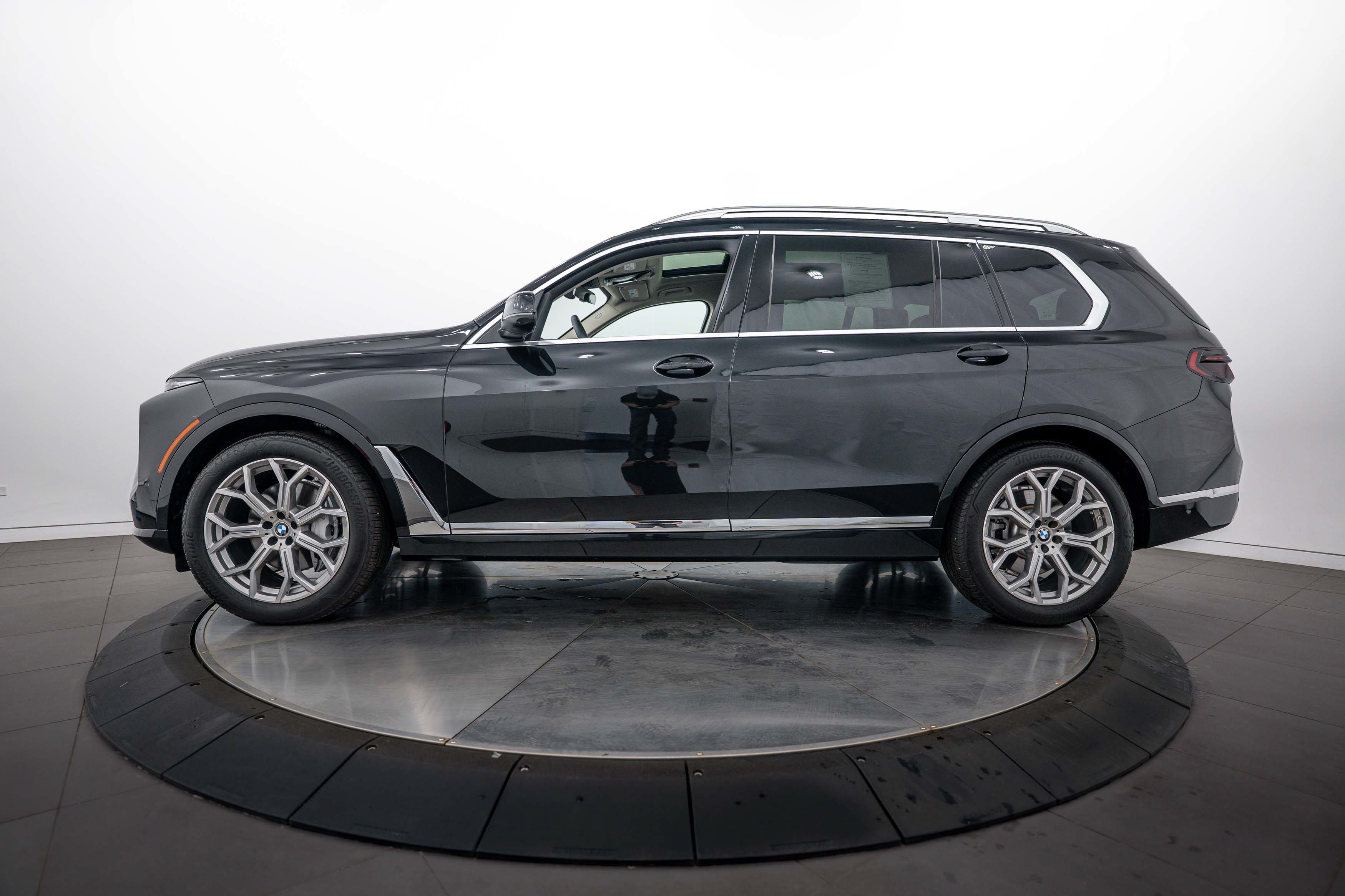 Used 2025 BMW X7 xDrive40i w/ Premium Package AWD/4WD image 2