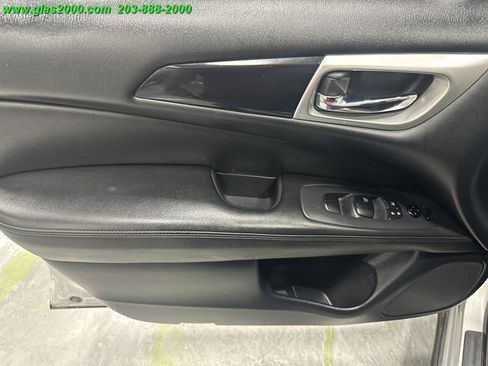 Used 2020 Nissan Pathfinder S AWD/4WD image 27