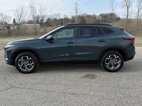 Used 2025 Chevrolet Trax LT w/ LT Convenience Package FWD image 6
