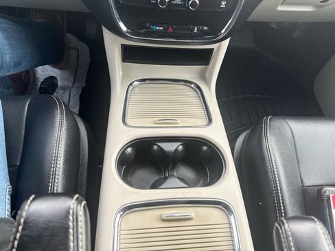 Used 2019 Dodge Grand Caravan SXT image 23