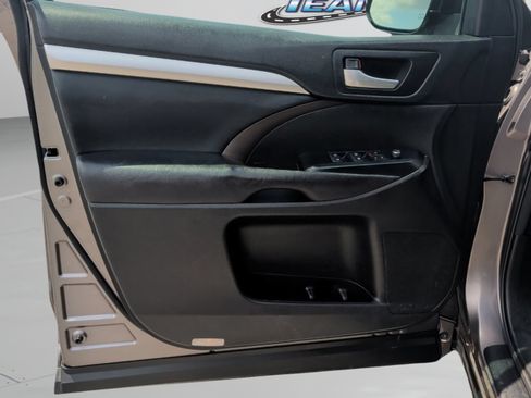 Used 2016 Toyota Highlander XLE AWD/4WD image 16