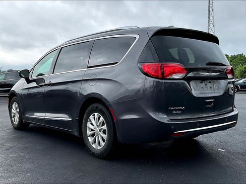 Used 2018 Chrysler Pacifica Touring-L Plus FWD image 3