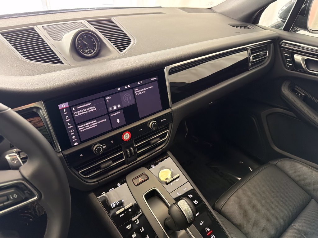 Certified 2026 Porsche Macan AWD/4WD image 18