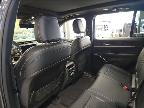 New 2026 Jeep Grand Cherokee Limited image 16